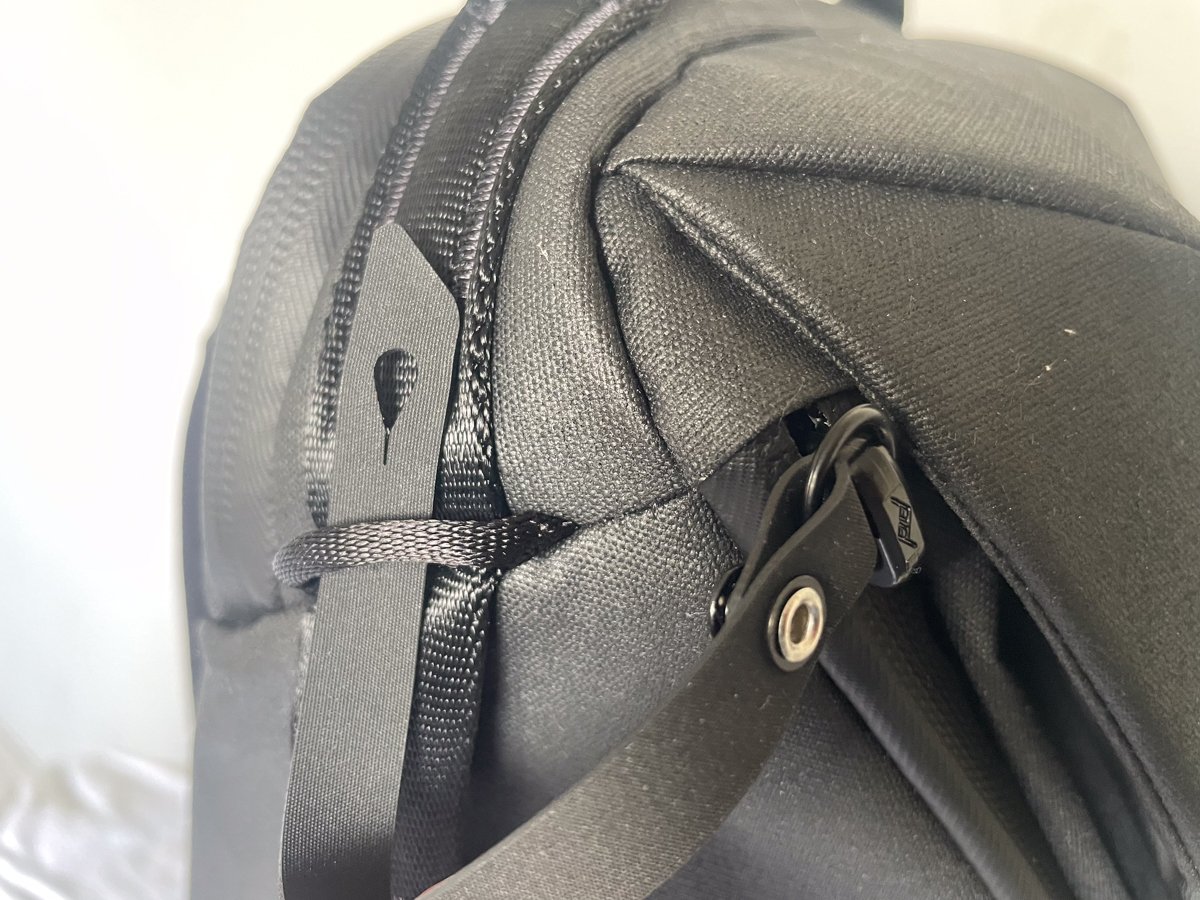 securing the zipper tag