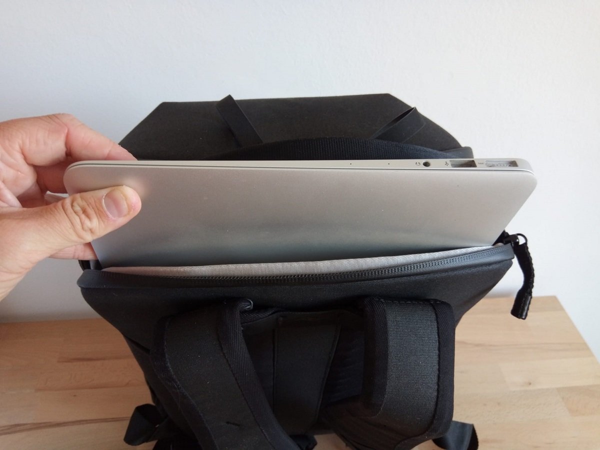 Laptop pocket with laptop in