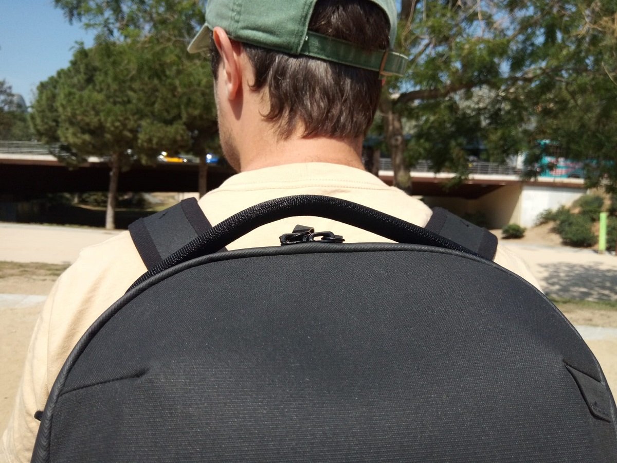 Shoulder straps over both shoulders