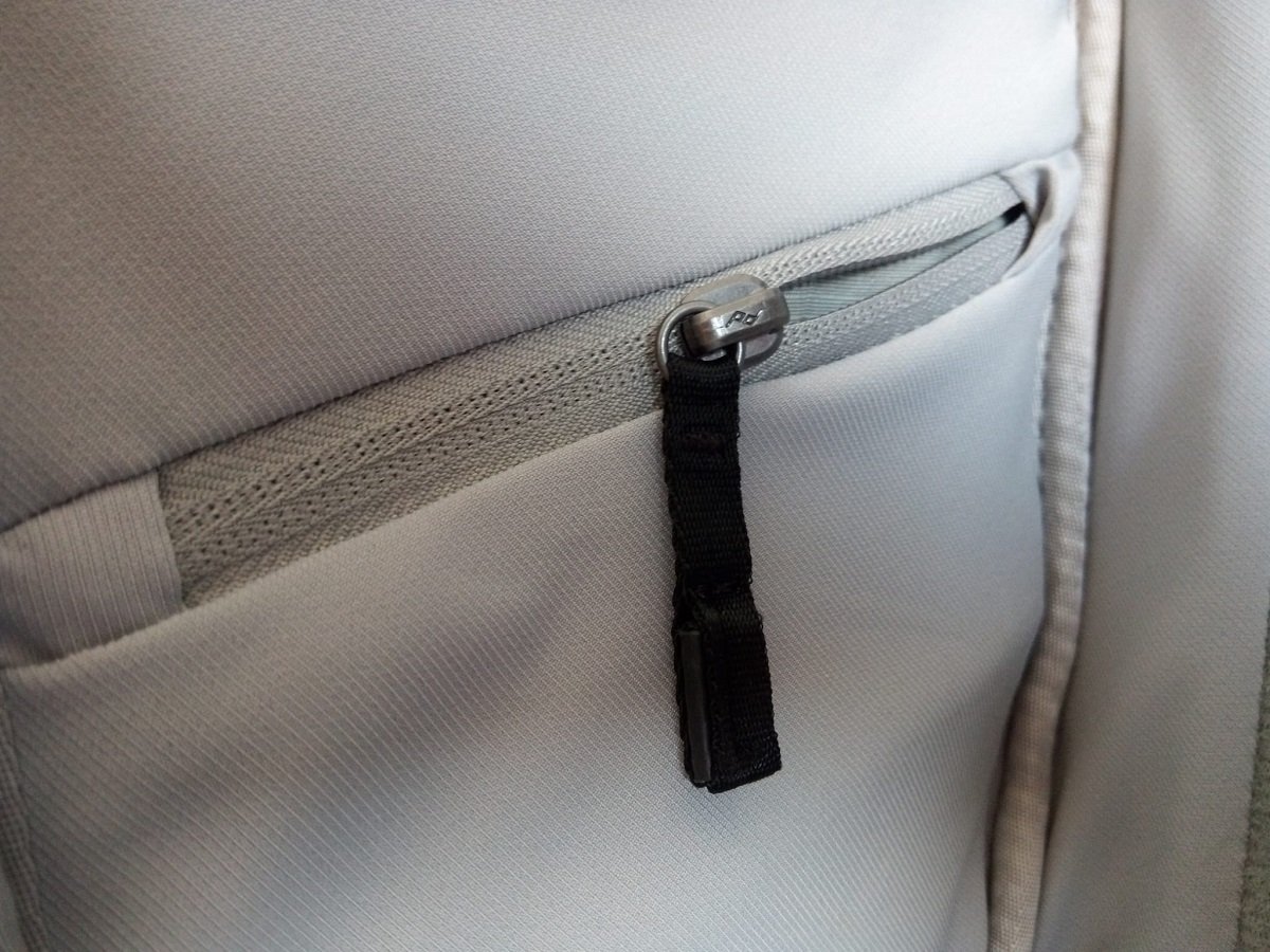 Side interior zipper