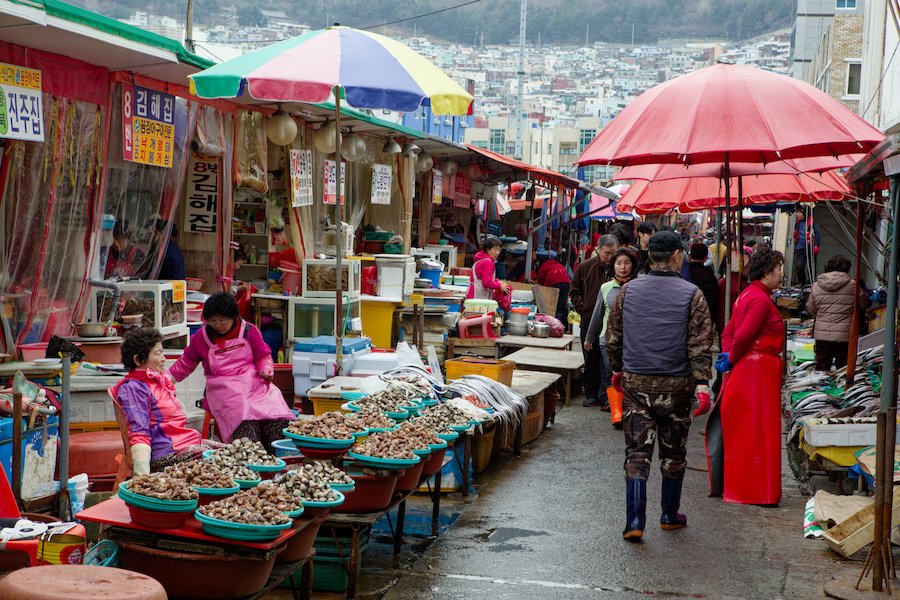 Image of a Korean food market with Dxo PhotoLab 7 ClearView Plus applied