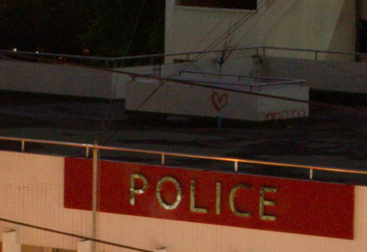 Unedited image of rooftop and police sign in PhotoLab7