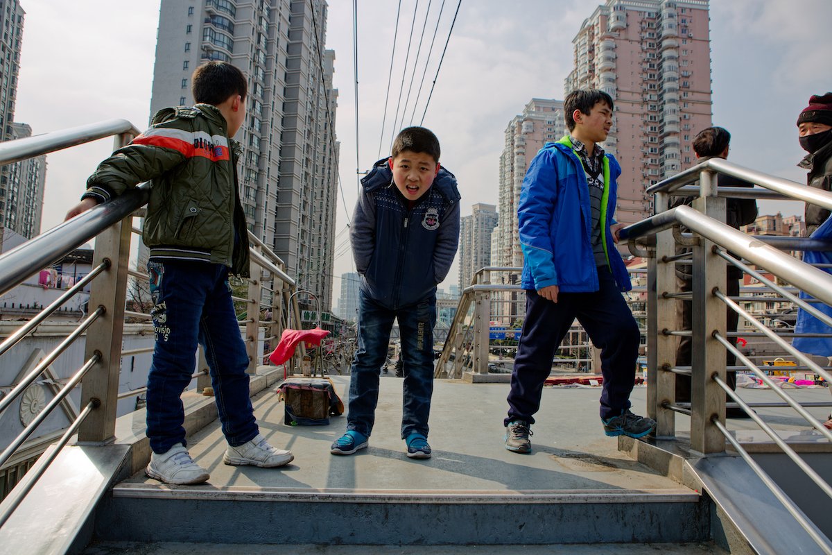 Image of kids standing on a city platform edited with DxO PhotoLab7