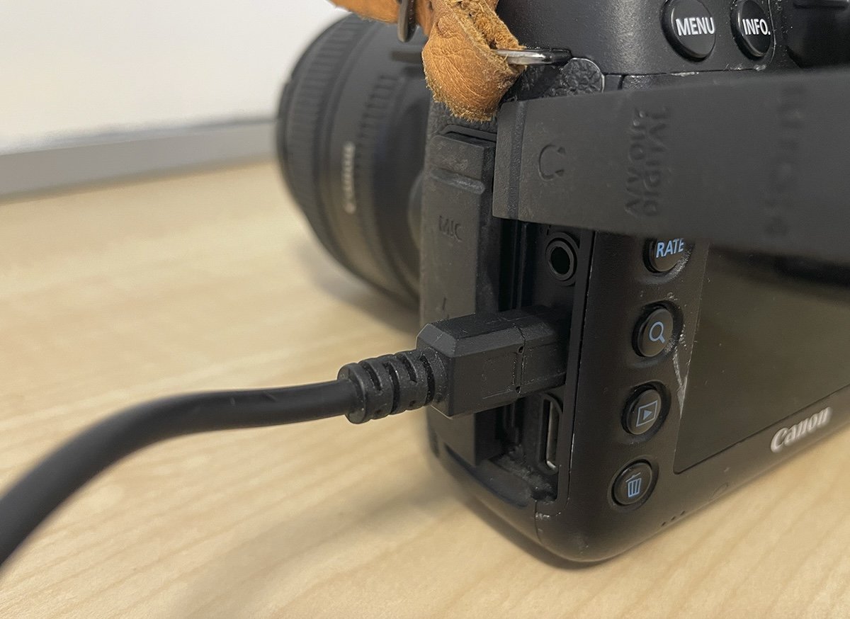 photo of a usb cable going into a dslr