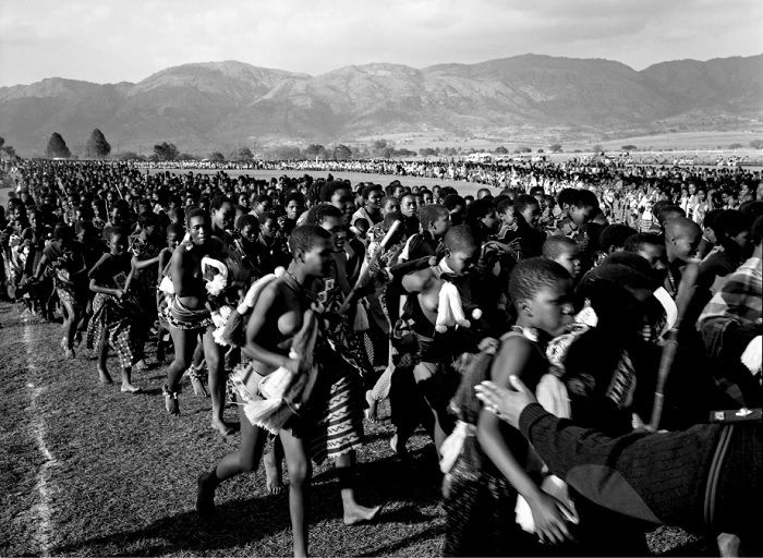 Hundreds of African tribespeople running together