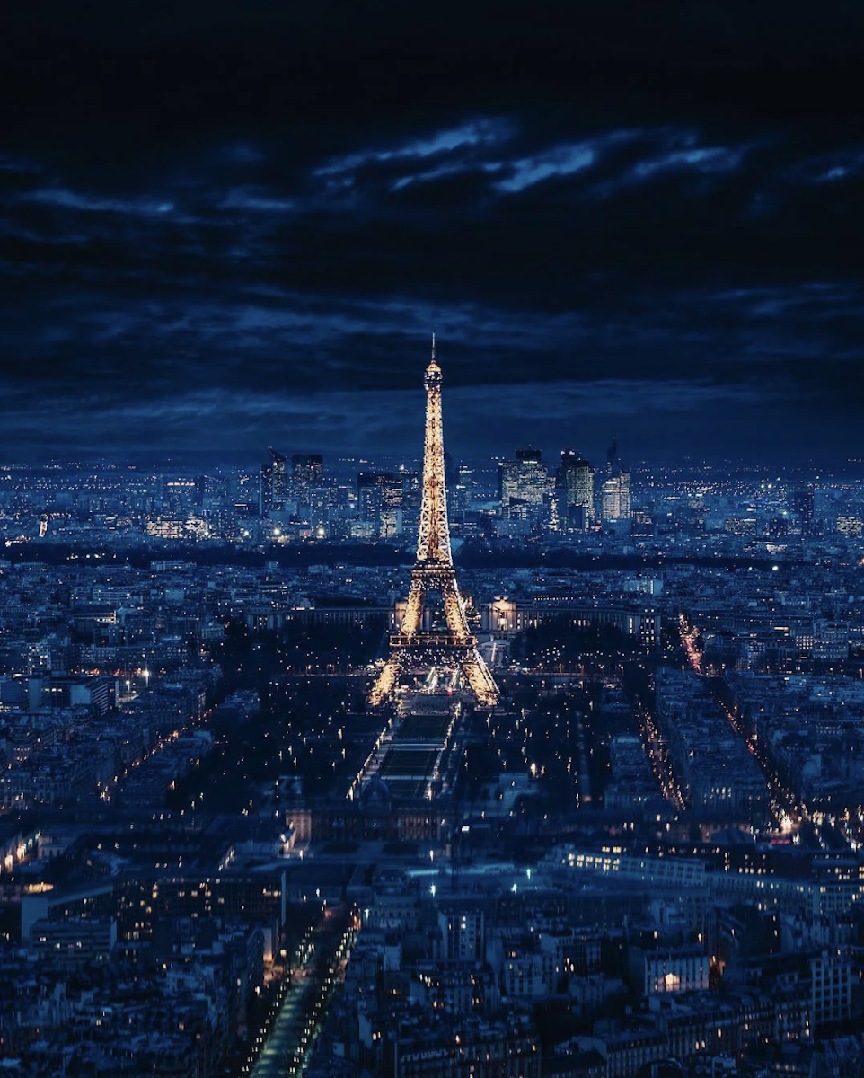 photo of Eiffel Tower in Paris at night